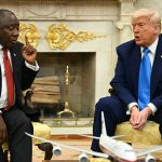 Приглушенный свет, телевизионные “доказательства”: смотрите, как Трамп устроил засаду на Рамафосу с ложными заявлениями о геноциде белых