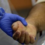 ОАЭ самолетом доставляют 80-летнего мужчину из Катара для оказания срочной медицинской помощи