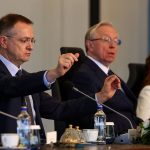 Мирные усилия на Украине носят сложный характер, и быстрых решений ожидать не следует, заявляют в Кремле