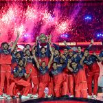 Эмоциональные болельщики RCB в Дубае празднуют долгожданную победу в IPL