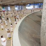 Паломники “забрасывают дьявола камнями”, когда хадж в Саудовской Аравии подходит к концу