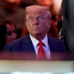 Президент Трамп награждает лоялистов массовым помилованием
