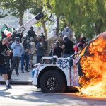 Смотрите: протестующие ICE заполонили улицы Лос-Анджелеса, столкнулись с американскими войсками из-за иммиграционных рейдов