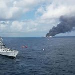 Смотрите: Военно-морские силы Индии проводят дерзкую операцию на горящем в течение 5 дней грузовом судне