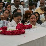 Видео: Семьи проводят похороны жертв авиакатастрофы Air India, прощаются с близкими