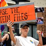 Трамп угрожает подать в суд на WSJ из-за статьи о предполагаемом письме Джеффри Эпштейну от 2003 года