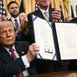 Трамп подписывает закон о стабильных монетах, поскольку криптоиндустрия стремится к массовому внедрению