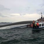 По меньшей мере 28 человек погибли, десятки пропали без вести в результате крушения туристического катера во вьетнамском заливе Халонг