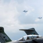 Власти США проводят расследование после того, как самолет едва не столкнулся в воздухе с военным бомбардировщиком