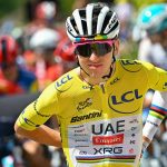 Pogacar команды ОАЭ Emirates врезался в машину соперника перед стартом этапа Тура