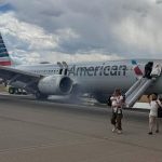 Смотрите: Пассажиры эвакуированы из самолета American Airlines на взлетно-посадочной полосе после пожара