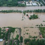 По меньшей мере 30 человек погибли в Пекине из-за рекордных осадков; отменены сотни авиарейсов