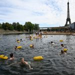 Смотрите: Снят вековой запрет на купание в Парижской реке; местные жители радуются купанию