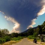 Рейсы на Бали отменены из-за мощного извержения вулкана в Индонезии