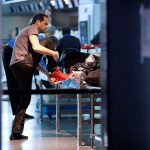 В некоторых аэропортах США путешественникам разрешат не снимать обувь: Отчеты