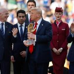 Трамп отдает дань уважения легендам, встреченный свистом и одобрительными возгласами зрителей клубного чемпионата мира