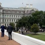 Смотрите: Трамп стоит на крыше Белого дома и шутит об установке ядерных ракет