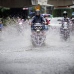 8 человек погибли в Дели из-за сильного дождя, сотни рейсов задержаны: индийские СМИ