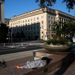 Трамп предлагает переселить бездомных “подальше” от Вашингтона