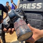 Израиль заявляет, что удар по Газе, в результате которого погибли журналисты, был нанесен по “камере ХАМАСА”