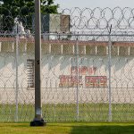 Американские агенты арестовали 475 “нелегальных рабочих” в ходе недавнего рейда на завод Hyundai-LG