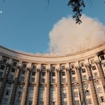 Россия нанесла по Украине самый масштабный воздушный удар за всю историю войны, подожгла правительственное здание