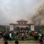 Смотрите: Протестующие в Непале подожгли парламент после отставки премьер-министра