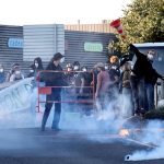 Протестующие во Франции нарушают движение транспорта в попытке “перекрыть все”