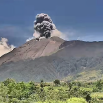 Вулкан Канлаон на Филиппинах выбрасывает пепел; сохраняется уровень тревоги 2