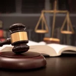 Адвокат попытался бросить предмет в верховного судью Индии из-за религиозных высказываний