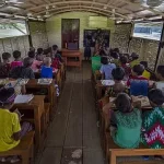 На затопленных равнинах Бангладеш школы в лодках продолжают обучение на плаву