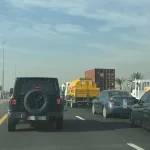 Дубай: Столкновение нескольких автомобилей на дороге в аэропорт Аль-Мактум; автомобилисты разметали сломанные части автомобилей