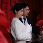 Денежные ваучеры для молодоженов, поскольку Китай пытается стимулировать браки