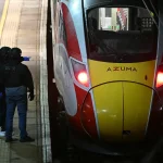 Двое граждан Великобритании задержаны за поножовщину в поезде; полиция исключает возможность терроризма