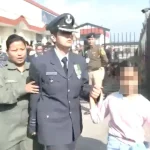 Прощание со слезами на глазах: командир авиакрыла Афшан отдает честь мужу Наманшу Сиалу, погибшему пилоту Tejas