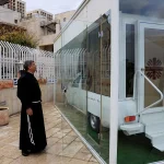 Папский мобиль превратился в передвижную детскую клинику в Газе