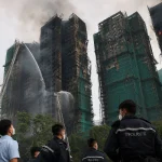 Почти 300 человек пропали без вести в результате масштабного пожара в Гонконге: семьи ищут родственников, пока пламя продолжается