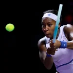 Клиник Гауфф доминирует, чтобы победить Паолини в финале WTA