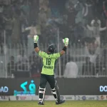 Шахин приветствует толпу, когда Фейсалабад празднует возвращение международного крикета