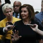 Нэнси Пелоси, первая женщина-спикер Палаты представителей США, объявляет об уходе в отставку