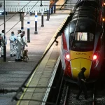 В Великобритании 10 человек получили ножевые ранения в поезде; двое подозреваемых арестованы