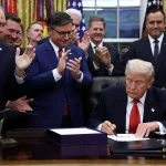 Трамп подписывает соглашение, которое положит конец самому длительному закрытию правительства США в истории